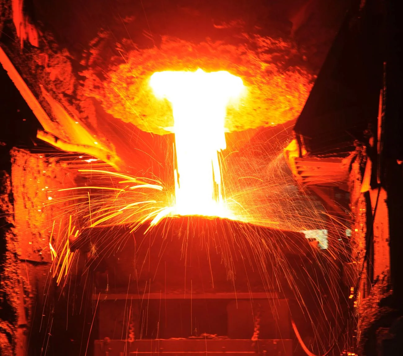 Hot metal ladle treated with an insulation compound